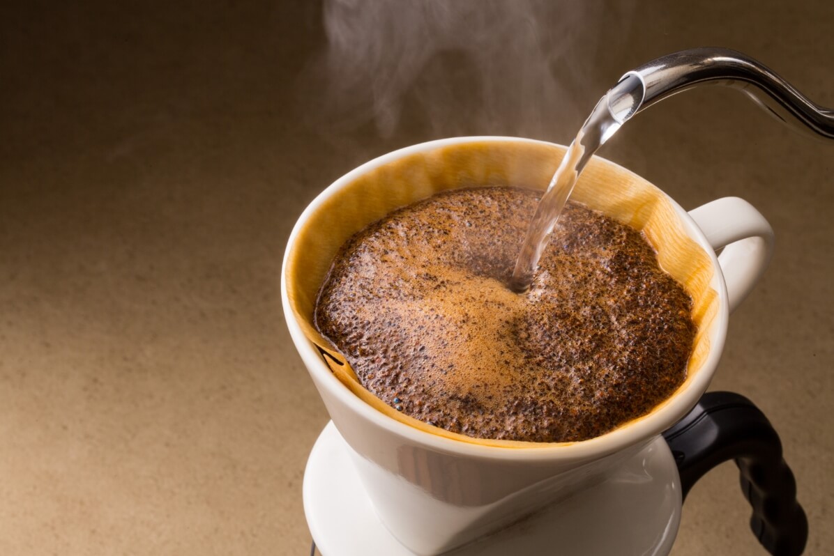 コーヒーの粉にお湯を注ぐと、膨らむのはなぜ？